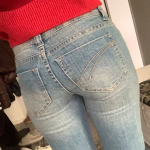 Jeans bootcut  - Bootcut/straight jeans som är lågmidjade med broderade fickor. Super snygga jeans! Innerbenslängd: 80cm midjemått tvärs över: 36cm