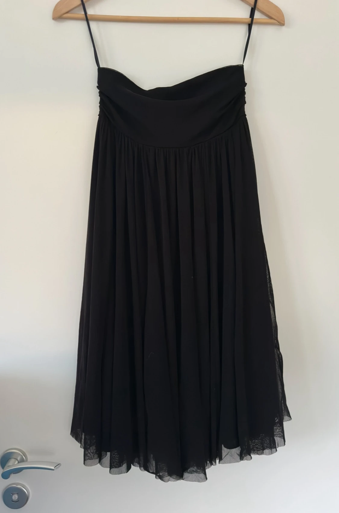 Svart axelbandslös klänning - 1