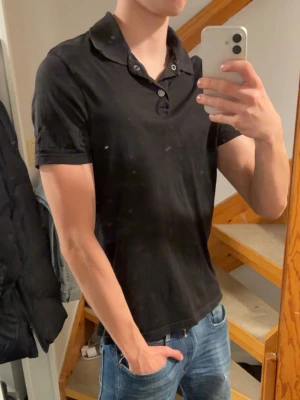 Balmain piké  - Säljer min Balmain piké, den är knappt använd och är såklart äkta! Den har även balmain text runt ärmarna. Hör av er vid frågor, Storlek S (smutsig spegel)