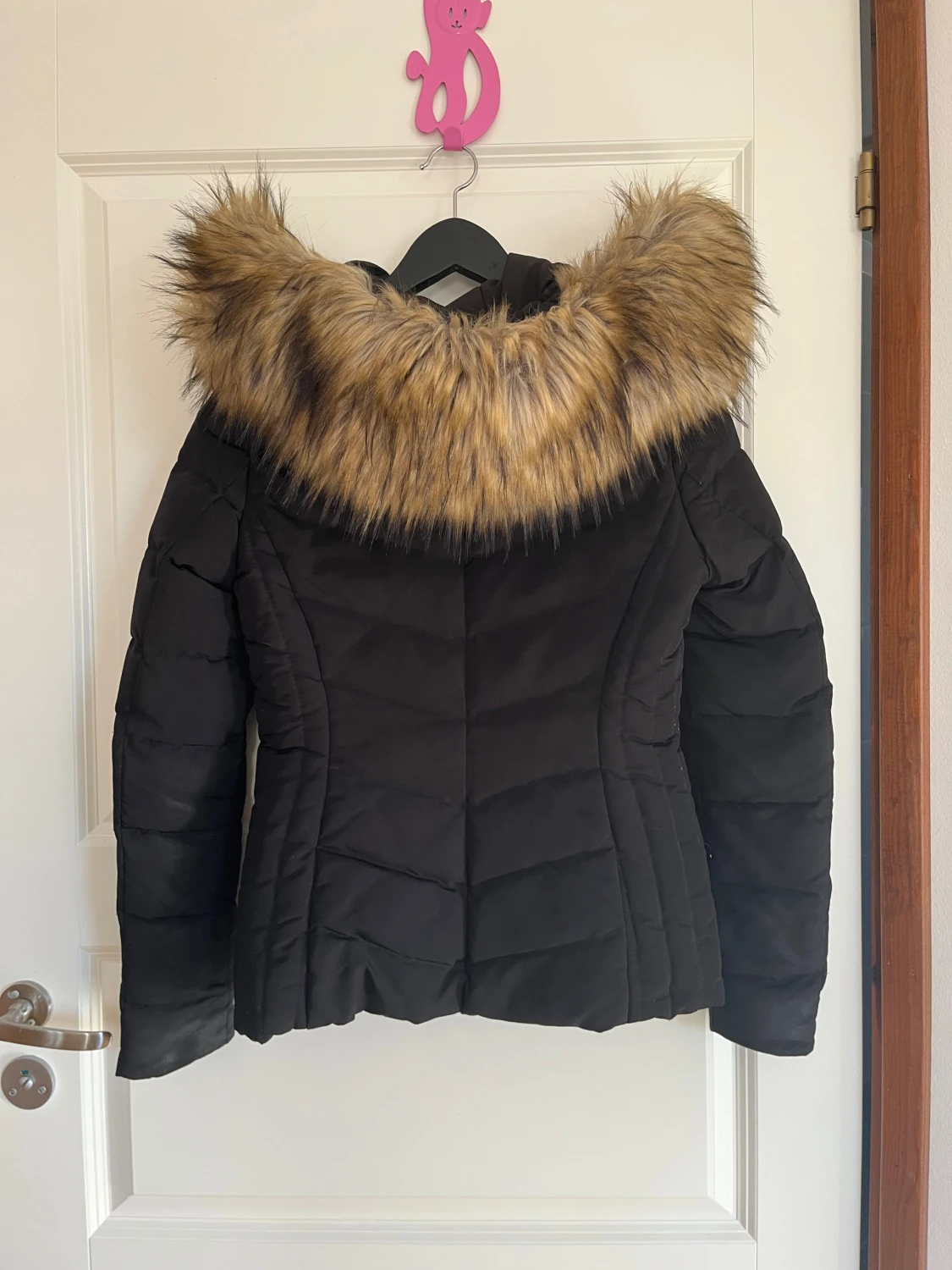 Svart jacka med fuskpäls luva från Tessie - 2