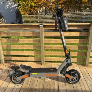 Kukirin G2 2025 - Säljer min Kukirin G2 el-scooter i mycket gott skick. Robust med breda däck, stark ram och skön körkänsla. Utrustad med keramiska skivbromsar, LED-belysning, display och väska. Laddare och kvitto medföljer, inga defekter – bara att köra!  Specifikationer: 800W motor • 48V 15,6Ah batteri • 25km/h toppfart • upp till 55 km räckvidd  Köpt 1 sep 2025, endast 2 månader gammal. Nypris 5 600 kr, säljes för 4 499 kr – kom med bud! 