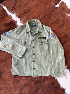 Ralph Lauren Overshirt - Säljer denna snygga och riktigt unika Ralph lauren overshirten. Den är knappast använd och är redo för en ny ägare! Nypris ligger på cirka 3200kr