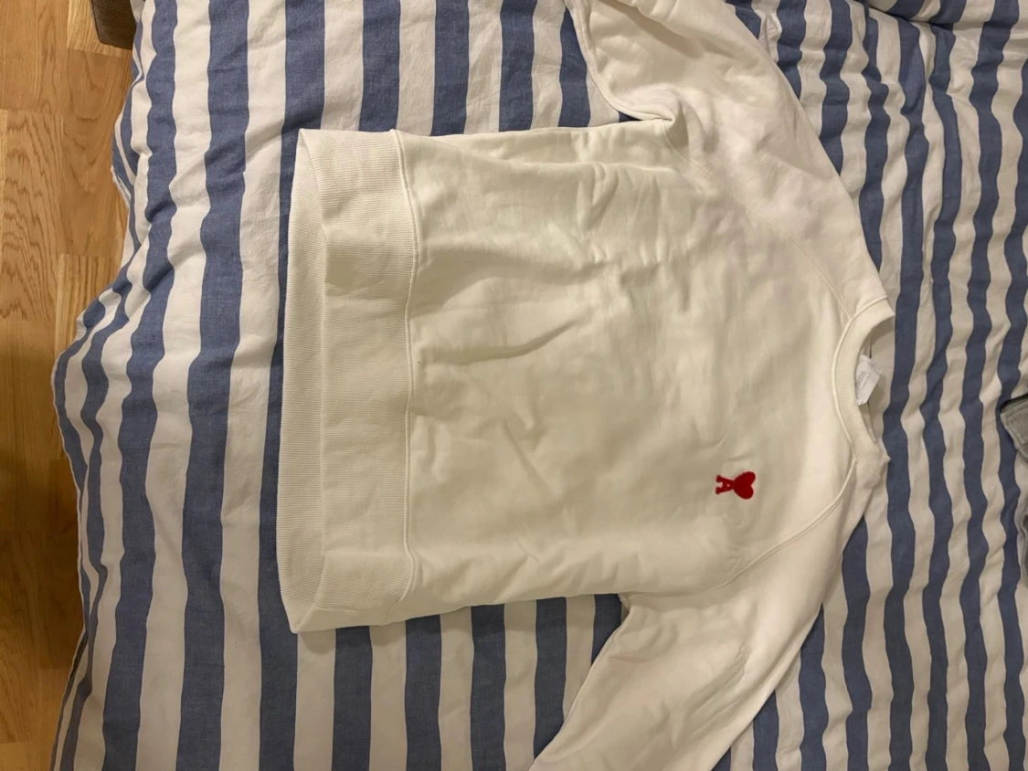 Vit sweatshirt med rött hjärta Ami Paris