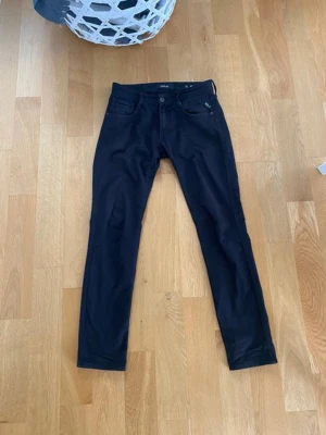 Replay svarta jeans stl 30/32 - Svarta jeans från Replay stl 30/32 Anbass. Mycket fint skick!