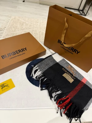 Burberry | Black scarf - Just as new! Get yourself or your loved one an authentic black Burberry scarf for the winter 🙌🏻🙂Price is negotiable. Everything in the images is included.
