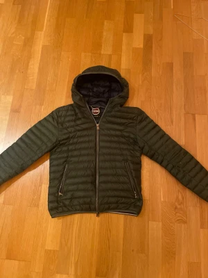 Colmar Jacka Grön - Säljer nu min mörkgröna Colmar dunjacka. Skicket är bra med en liten skada vid vänster arm (se bild 4) men är i övrigt väldigt fint skick. Nypris ligger på ca 3000 kr, mitt pris 1150kr. Hör av dig vid frågor/Maxi