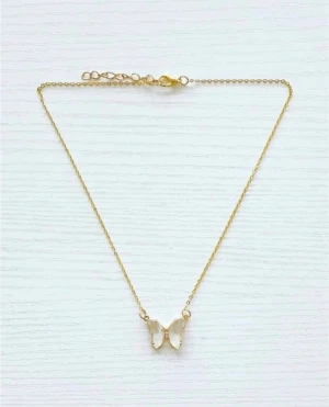 Guldigt halsband med fjärilshänge - Snyggt halsband med tunn guldfärgad kedja och ett hänge i form av en fjäril. Hänget finns i flera färger: vit, rosa, grön, blå, gul, lila, svart och röd. Perfekt för dig som vill ha ett personligt smycke med färg. Fjärilen har en glittrig finish som ger extra wow-effekt.( Styck pris ) 