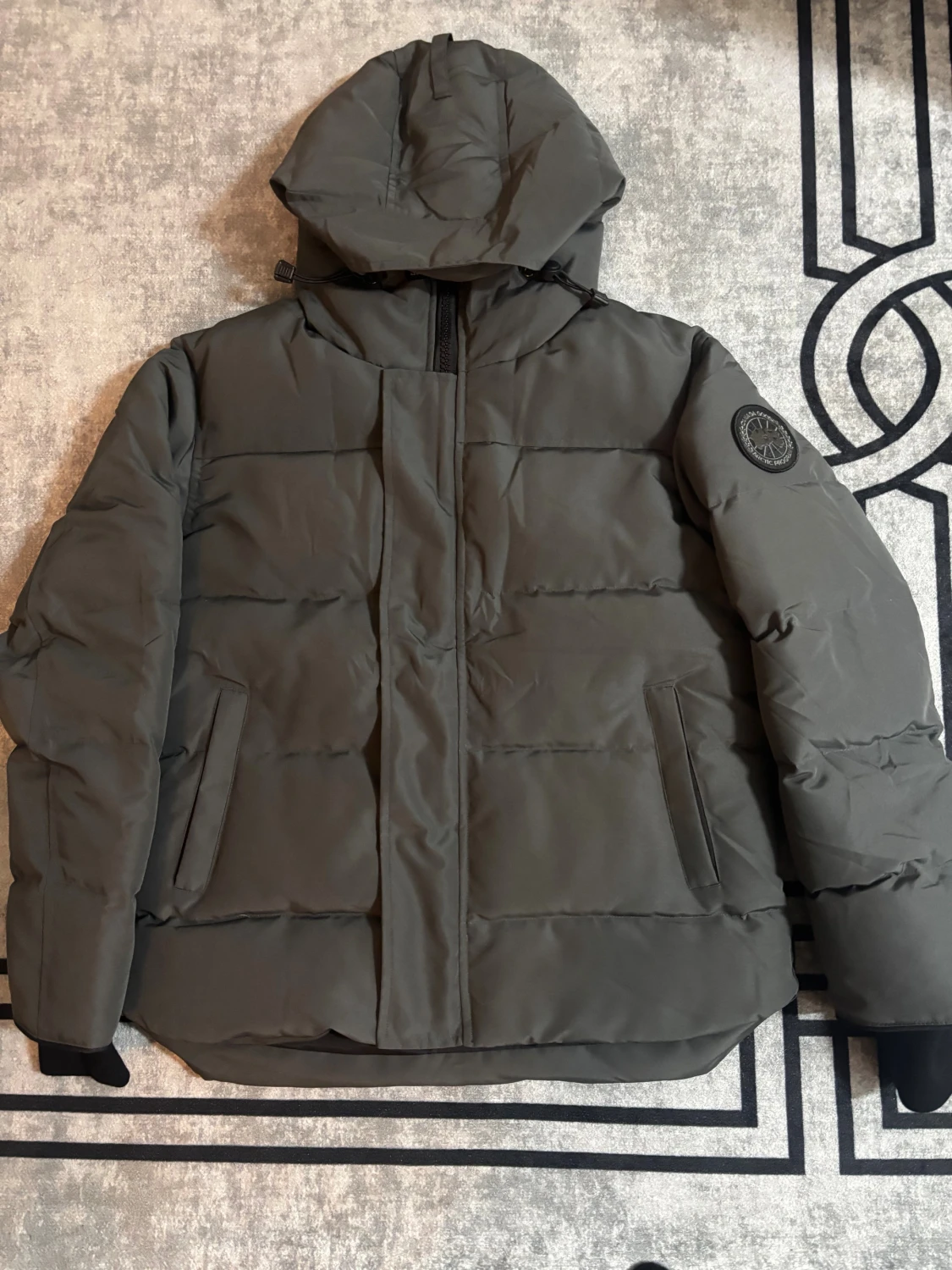 Mörkgrå pufferjacka från Canada Goose