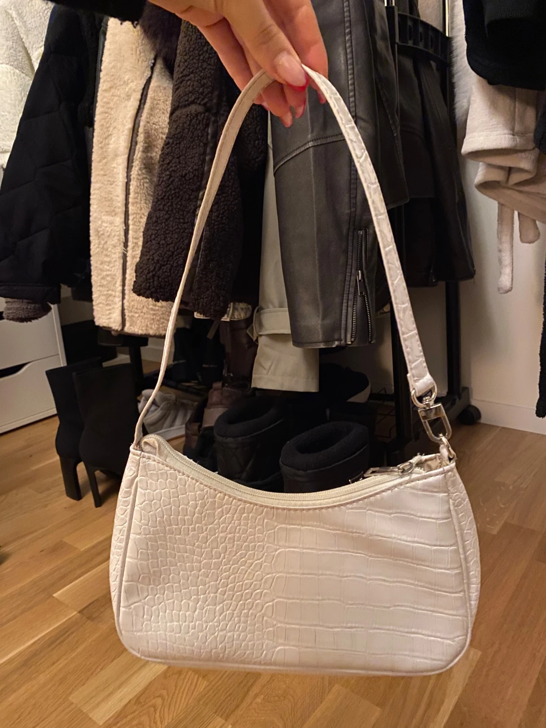 Vit axelväska i croco-imitation - 2