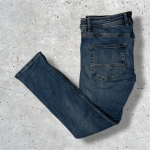 Replay Anbass jeans - Säljer dessa Replay jeansen i den populära modellen Anbass. Jeansen är i mycket bra skick utan tecken på användning, är i stl W33 L34. Hör av er vid frågor, pris kan diskuteras vid smidig affär!