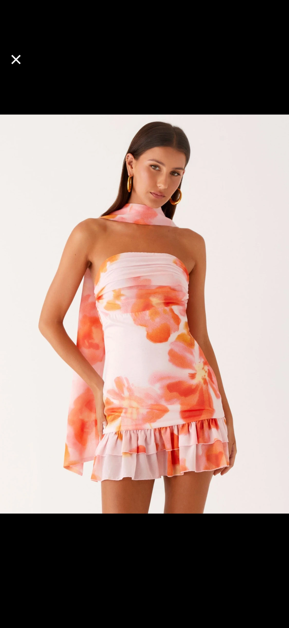 Blommig kort klänning med volang