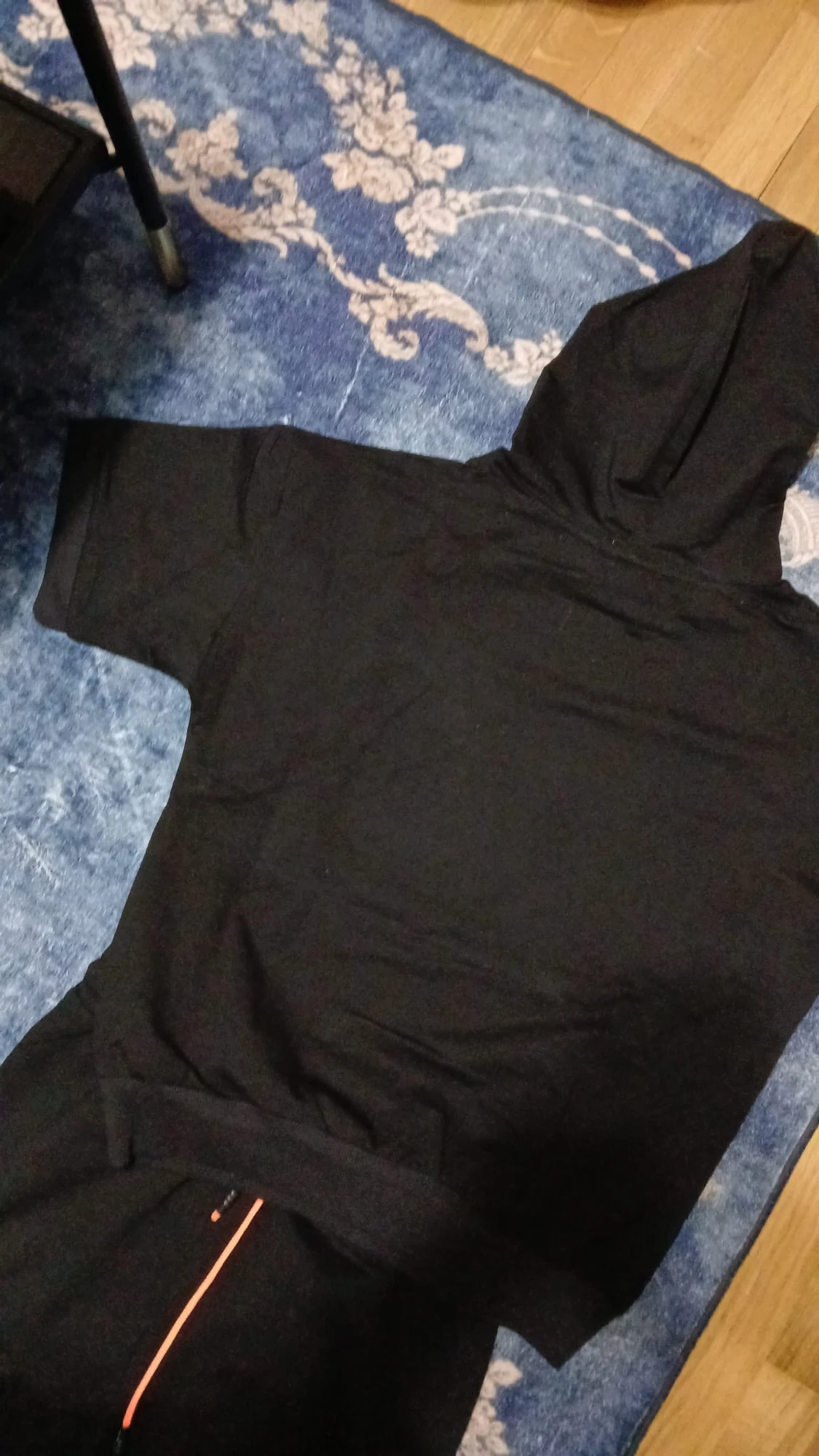 Svart croppad hoodie från Guess - 5