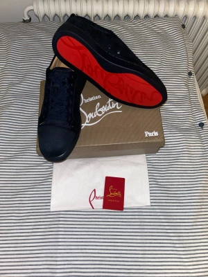 Mörkblå loubs  - Säljer ett par helt nya skor som aldrig har använts. Inga skador, inga märken – i perfekt skick direkt från lådan. Passar dig som vill ha ett fräscht par utan att betala fullpris.