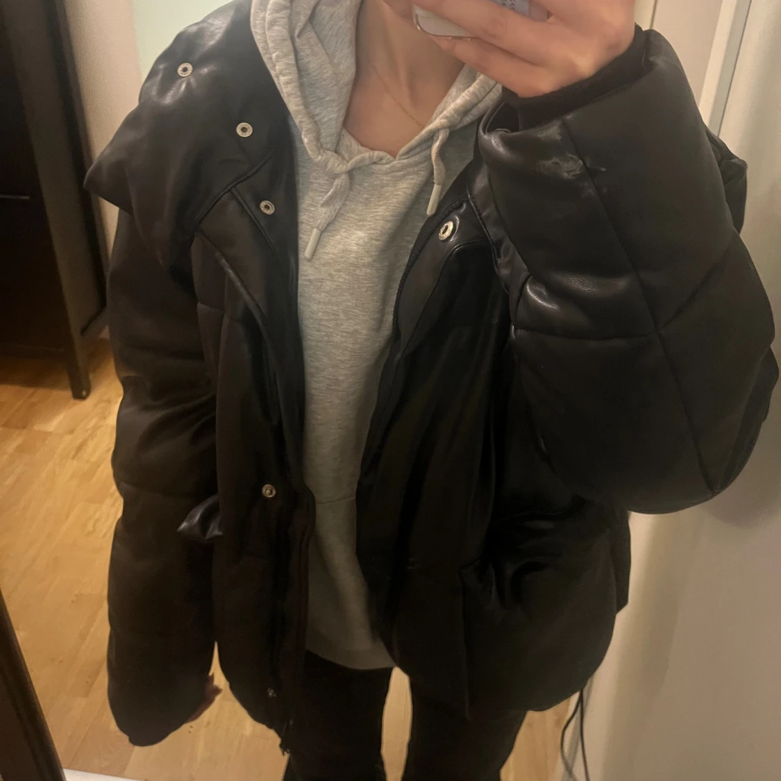 Svart glansig vinterjacka