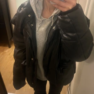 Svart glansig vinterjacka  - Säljer denna super snygga vinterjackan. Jackan är super varm och skön och passar perfekt för kalla dagar. Jackan passar super bra till allt och till flera olika tillfällen. Säljer pga att den tyvärr är lite för stor på mig❤️