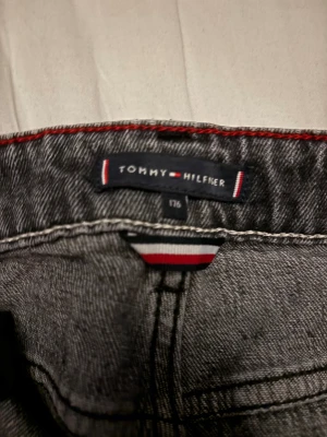 Jeans shorts  - Säljer mina tommy hilfiger jeans shorts. Mycket bra skick. Str 167