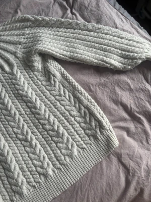 Stickad tröja  - Jättefin flätad stickad tröja från HM, storlek S💗💗