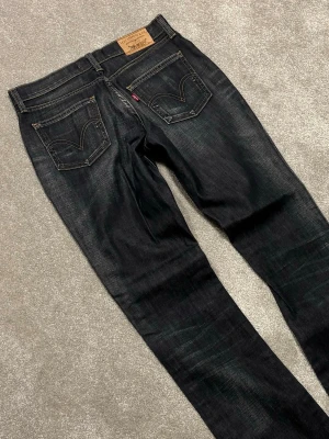 Levis 10528 Jeans - Levis Jeans | Modell: 10528 | Skick 9/10 mycket bra | Nypris ca 2500kr | Mitt pris 899kr | Midja: 38cm | Ytterbenslängd: 107cm | Benöppning: 20cm | Lår: 27cm | Kom gärna pm vid frågor eller funderingar | Postas eller möts upp i Gävle!