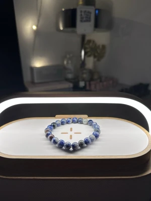 Mörkblått armband  - Tja säljer helt nya armband från Bältgallerian. Dem alla är i strechigt material men kan inte streckas ut för långt. Dem passar från 10 år plus. Vid köp av flera blir priset billigare och om du gillar så finns det flera att välja mellan. Säljer både knäcki och vanlig pärlarmband Samt bälten.