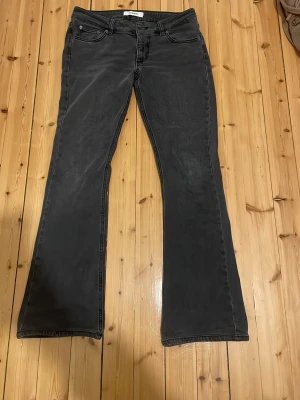 Bootcut jeans gråa - Skitsnygga lowaistjeans från junkyard💗säljer pågrund av att dem inte riktigt är rätt längd innerbenslängd: 75cm midjemått: 38cm