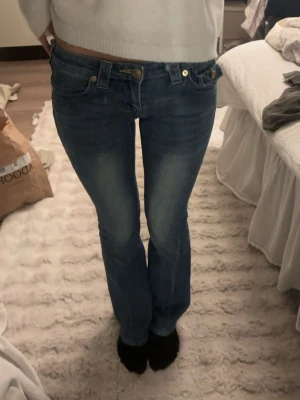 Blå bootcut jeans från True Religion - Säljer ett par blå bootcut jeans från True reilgion! 