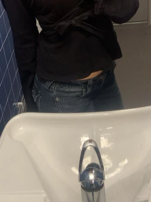True Religion blå jeans med fickdetaljer - säljer mina jättefina true religion jeans i en lite unikare modell, de har pärlor på sidorna men tyvärr har några av de gått av , det har också gått av lite av tyget längst ner då de varit lite långa men annars jättefint skick, storlek 26 ❤️ köptes i stockholm för runt 1500 tror jag men är inte helt säker på priset ❤️