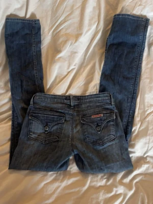 Blåa jeans från hudson - Säljer ett par blå jeans från hudson. Skulle säga att de är storlek xs💕 lågmidjade💕