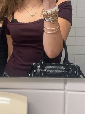 Mörklila offshoulder topp - säljer en jättefin off shoulder tröja me spets , köpte den på humana 💓