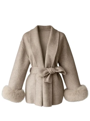  pälsjacka med bälte - Stilren beige pälsjacka med bred krage, knytskärp i midjan och fluffiga pälskanter vid ärmsluten. Perfekt för dig som vill ha en trendig och mysig look under kyliga dagar.