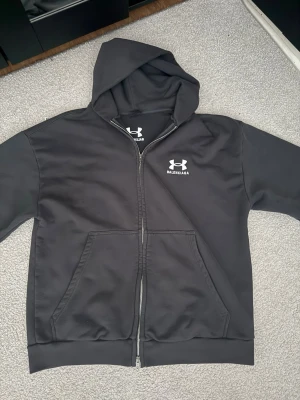 balenci x under armour zip up  - Säljer då den inte passar mig!!!