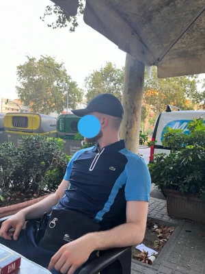 Polo / piké Lacoste - Sportig polo från Lacoste i marinblått och ljusblått med vit dragkedja framtill. XS / FR2. Klassisk krage, korta ärmar och ikoniska krokodilloggan på bröstet. Perfekt för en avslappnad och stilren look. 🐊🇫🇷