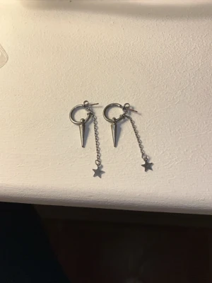 silver örhängen - silver örhängen med plopp med stjärna