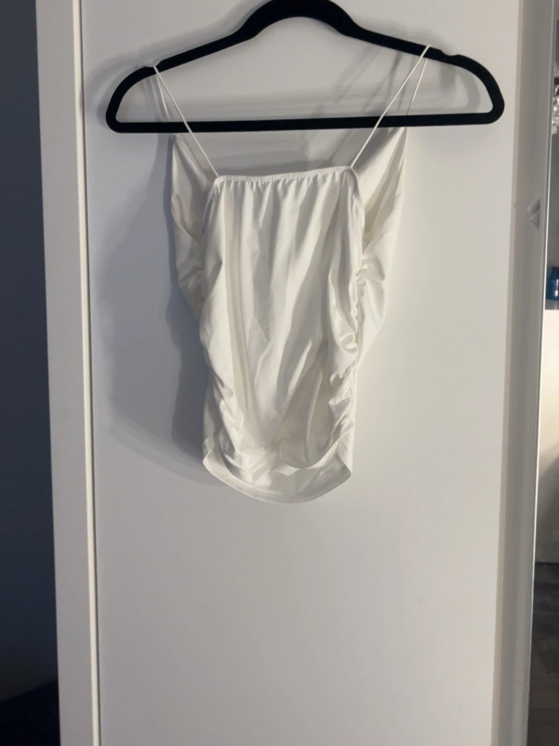 Vit satinliknande linnetopp - 1