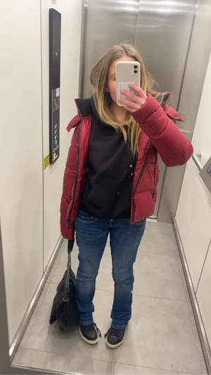 Calvine Klein jacka! - Säljer denna omtyckta jackan ifrån calvine klein, köpt förra vintern i december. Så använt denna lite grann! Priset går att diskuteras också💗 storlek xs-s!