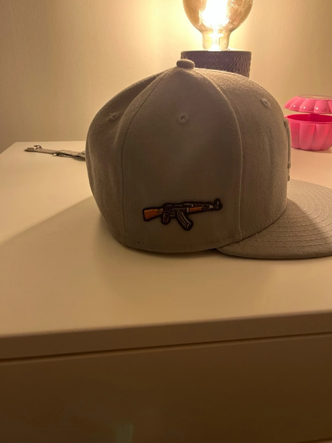 Grå keps med broderad AK47-detalj - 1