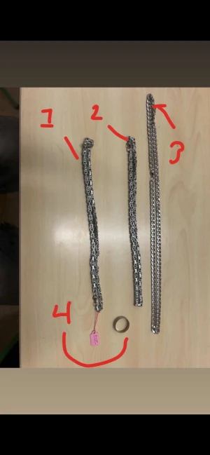 Silver kedjehalsband - Säljer ett stilrent halsband i silverfärg med kraftig kedjelänk-design. Halsbandet har en modern och chunky look som passar perfekt till streetwear eller för att lyfta en enkel outfit. Metallmaterial, ingen synlig logga eller märke. Nummer 1,2 kostar 350kr st och nummer 3 är 250kr och ringen 125kr helt nya varor och oandvända plus ingen är fake alla är sterling silver