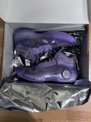 Way of Wade 10 - Säljer ett par lila Way of Wade.  sneakers med mesh och syntetmaterial. Skorna har högt skaft, coola detaljer och reflekterande element på sidan. Perfekta för dig som gillar basketinspirerad stil och vill sticka ut med färg. Färgen är exklusiv och det skickas inte till Sverige. Storlek 43. Skicket är väldigt bra och skorna har fortfarande sin original lukt. Det enda lilla är att en bit av det lila är borta men inget som märks. Hör av er vid frågor. 
