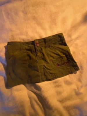 Lågmidjad minikjol - Lågmidjad cargo minikjol, jättefin för sommaren. Passar XS-S. Midjemått är 39cm. KÖP BARA GENOM POSTNORD!!!