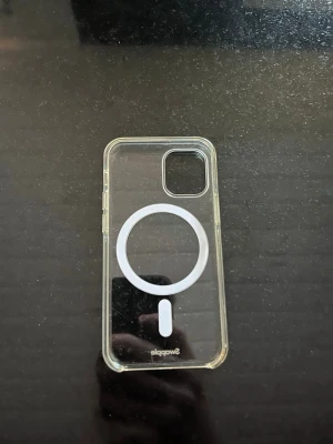 Genomskinligt mobilskal iPhone 12/13 mini - Tjena Säljes ett genomskinligt mobilskal som passar till iPhone 12/13 mini