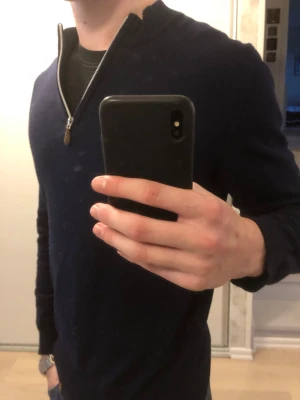 Stenströms merino halfzip - Tja, säljer just nu en väldigt fin halfzip från Stenströms utan defekter. Lite urtvättad men annars precis som ny. Är storlek L men skulle säga att den sitter som en liten M. Perfekt med en t-shirt för en mer casual look eller med en skjorta för mer festligt tillfälle. Nypris 1999, mitt pris 699. Killen på bilden är typ 184 och ungefär 70 kilo. Tveka inte att höra av er kring eventuella frågor✅