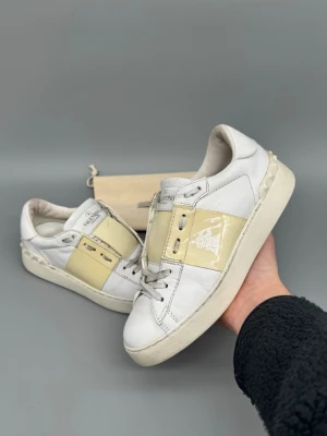 Valentino Open Skor | 36 - Valentino Open Skor i väldigt fint skick! Storlek 35.5 men passar 36. Original dustbag ingår. Hör av er vid funderingar 🙌