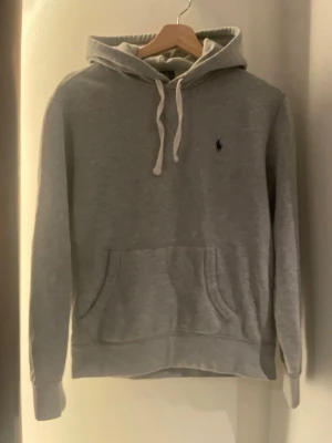Ralph Lauren hoodie - Grå hoodie ifrån Polo Ralph Lauren. I fint skick runt 7-8/10. Storlek S passar som xs!                                                              Nypris över 2000kr, men priset går å diskutera!