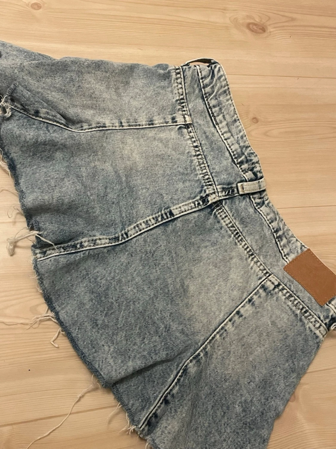 Trendig kort kjol från WEEKDAY💙 - 1