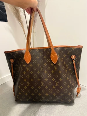 Louis Vuitton Neverfull GM - Louis Vuitton Neverfull GM 🤎Har tecken på användning i den inre sidan på handtagen, annars i superfint skick. Köpt för 12.000 men säljer för billigare då kvittot försvann i flytten