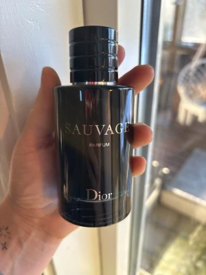 Dior sauvage  - Doften varar i upp till 24 timmar. Jag har lådan. Var försiktig då jag inte accepterar returer.