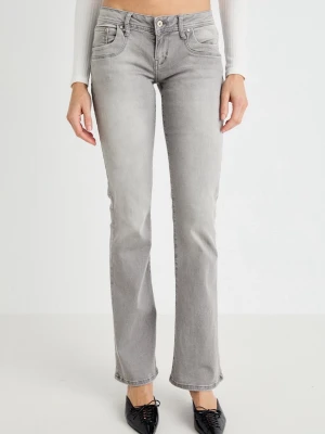 Ljusgråa LTB jeans valerie - Obs tryck inte på köp nu💞 LTB jeans i modellen valerie, ljusgråa. Upsprättade där nere så de passar mig som är 170cm. ☺️ Kom privat vid frågor eller fler bilder önskas. (har varit snörade, därav de små hålen, syns inte vid användning!!) 🤗