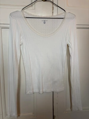 Vit långärmad topp Brandy Melville - Fitted tröja från brandy, onesize (xs-s) 💞 har fläck på ena armen men går bort i tvätten, vid köp kan jag tvätta bort det om önskas! 🙏