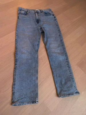 Jeans Gina Tricot - Ljusblå Jeans från Gina Tricot, storlek 42, använda flera gånger men i bra skick. Inga defekter vad jag sett. Hög midja. Nypris 499kr.