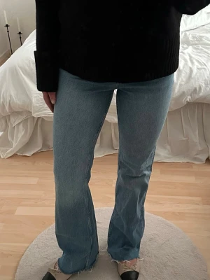 Jeans  - Bootcut jeans från Mango
