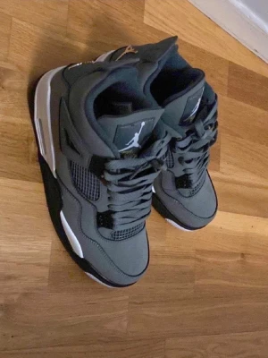Air Jordan 4 Retro mörkgrå sneakers - Säljer har använts en gång när jag prova dom passade inte mig! Fick dom i present därför säljs billigt! Endast seriösa köpare snabb frakt!